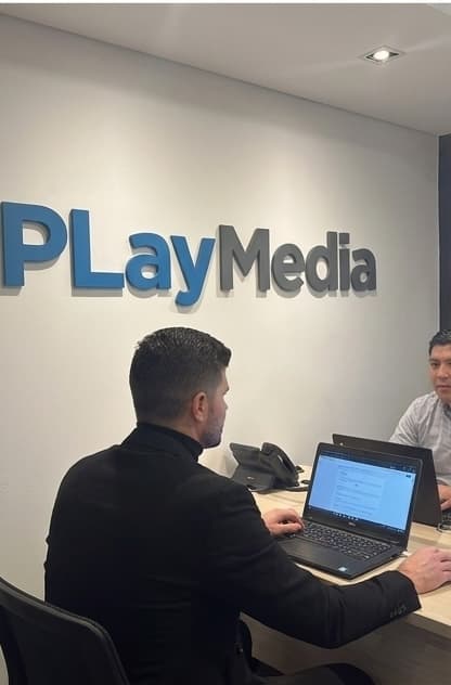 Reunión de trabajo en la oficina de PLay Media, socio de medios pagados de TravelMania